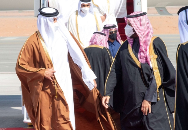 ولي العهد السعودي محمد بن سلمان يستقبل أمير قطر لدى وصوله السعودية - وكالات