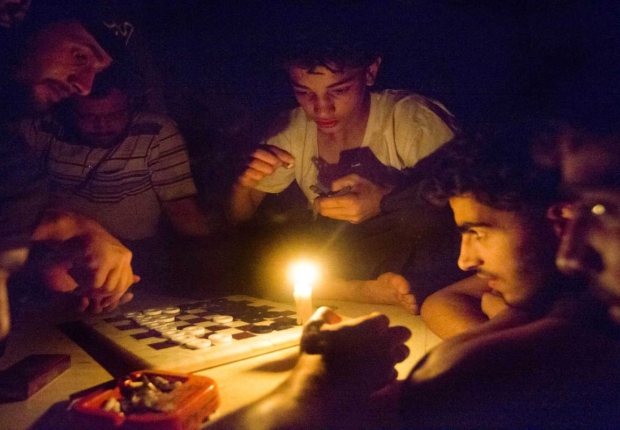 تعاني المناطق الخاضعة لسيطرة المعارضة السورية من انقطاع متكرر للتيار الكهربائي