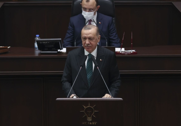 الرئيس التركي رجب طيب أردوغان يلقي كلمة في اجتماع الكتلة النيابية للحزب الحاكم