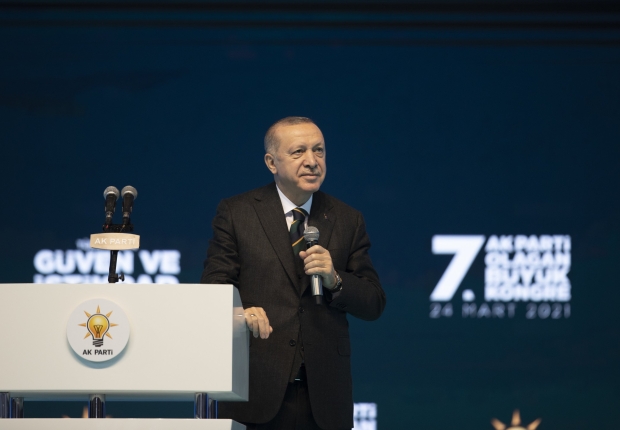 أردوغان يتحدث أمام المؤتمر العادي السابع لحزب العدالة والتنمية  في أنقرة