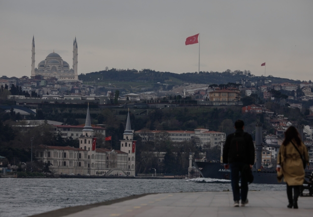 رجل وسيدة يسيران على طول مضيق البوسفور في اسطنبول