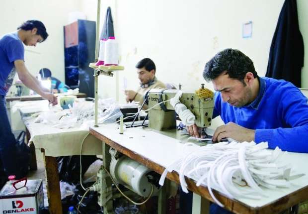 عمال سوريون في أحد مصانع الخياطة في تركيا