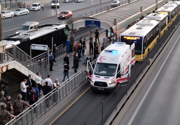 شخص بحوزته سكينا يحتجز ركاب حافلة بإسطنبول