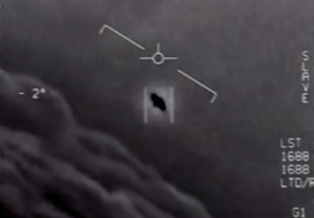 صورة ملتقطة عن الشاشة في 28 نيسان/أبريل 2020 وزعتها وزارة الدفاع الأميركية لشريط فيديو يظهر جسماً طائراً غامضاً