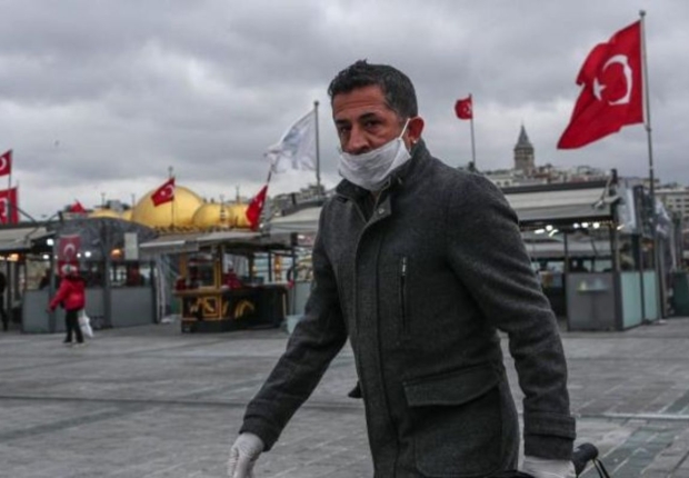 رجل يرتدي كمامة للوقاية من فيروس كورونا في تركيا-أرشيفية