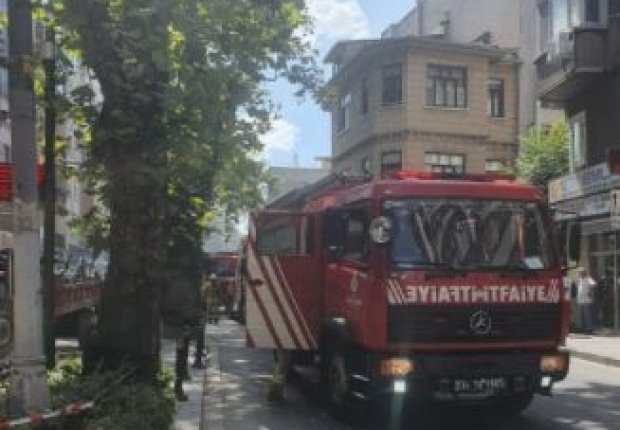 سيارة اطفاء تشارك في اخماد النيران في الفندق