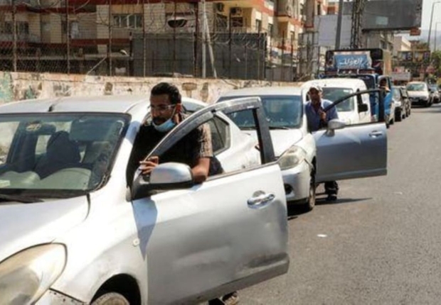 سيارات تقف في طابور انتظارا للتزود بالوقود في لبنان في صورة بتاريخ 17 أغسطس اب 2021-رويترز