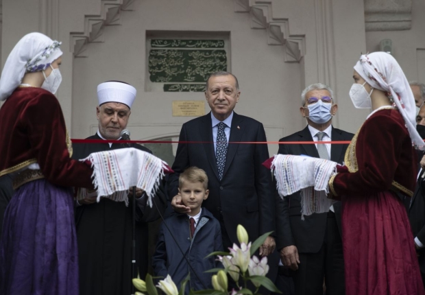لحظة مشاركة أردوغان في حفل افتتاح المسجد في البوسنة-الأناضول