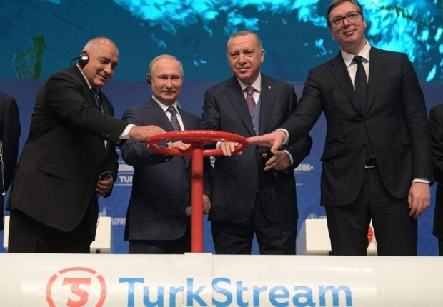 (من اليسار) رئيس الوزراء البلغاري والرئيس الروسي والرئيس التركي والرئيس الصربي يدشنون خط أنابيب الغاز الجديد "ترك ستريم" في 8 يناير 2020 في إسطنبول