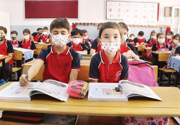 أطفال بالمرحلة الابتدائية يدرسون في إحدى المدارس التركية