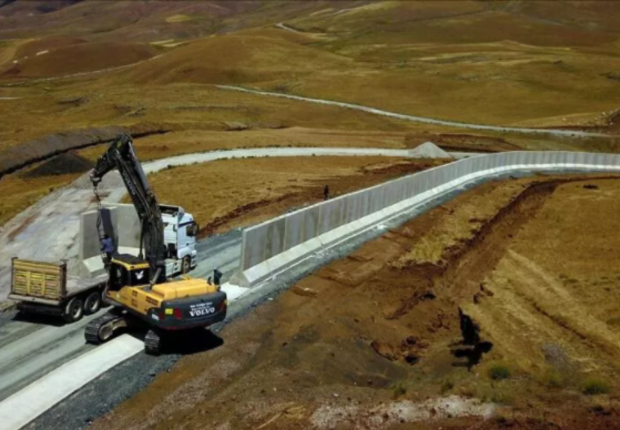 جانب من أعمال تمديد الجدار الحدودي بين تركيا وإيران