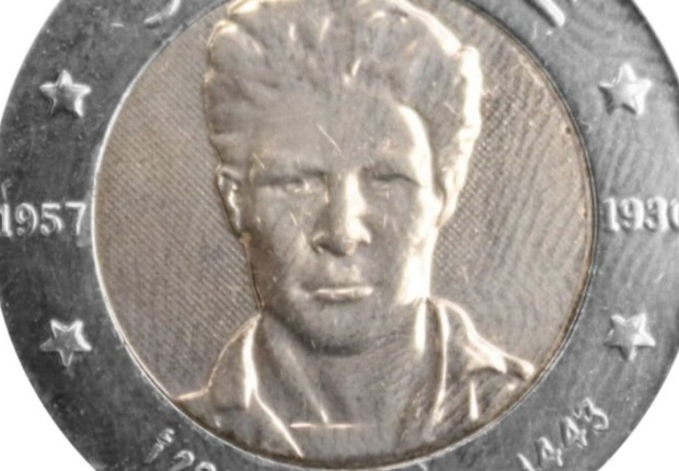 تحمل العملة المعدنية صورة الشهيد علي لابوانت