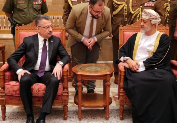 لقاء سابق بين سلطان عمان ونائب الرئيس التركي