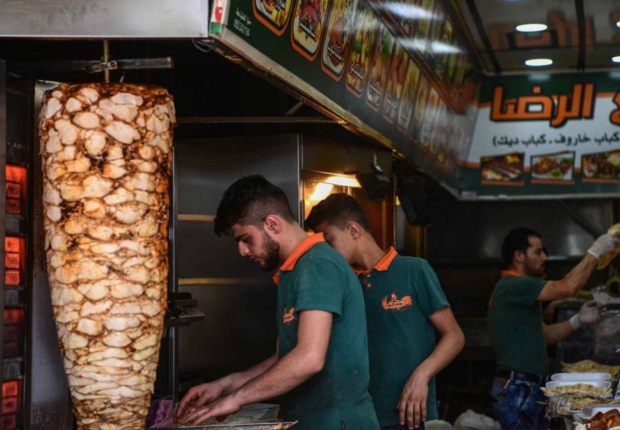عاملون في أحد المطاعم السورية بتركيا-صورة أرشيفية