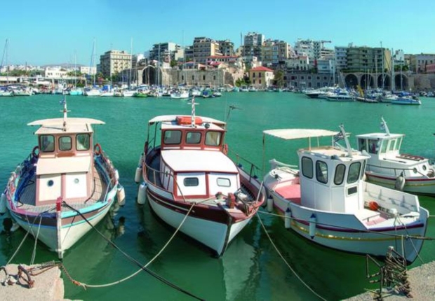 مراكب راسية في حوض ميناء بإسطنبول