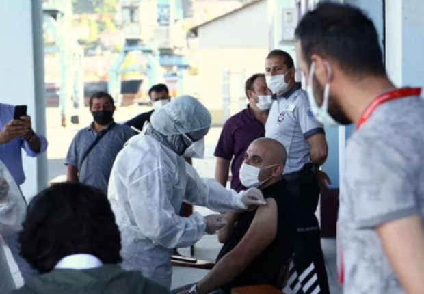 شخص يتلقى التطعيم في تركيا ضد كورونا
