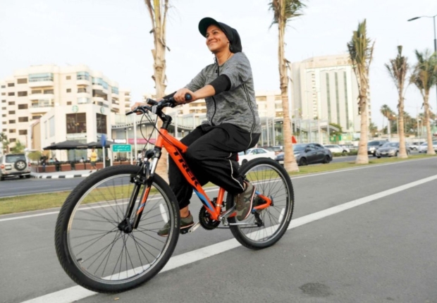 سيدة تقود دراجة هوائية بأحد شوارع السعودية-صورة أرشيفية