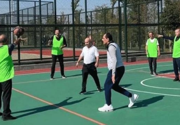 الرئيس أردوغان يمارس لعبة كرة السلة مع عدد من المسؤولين