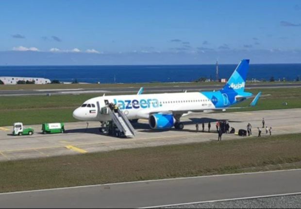 الطائرة التابعة لشركة طيران الجزيرة تهبط في مطار طرابزون التركي