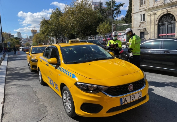 القبض على أربعة سائقي سيارات أجرة يوم الاثنين وهم يفاضلون بين الركاب