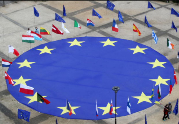علم كبير للاتحاد الأوروبي يقع في وسط ميدان شومان، خارج مقر المفوضية الأوروبية في بروكسل