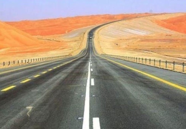 يبلغ طول الطريق البري بين السعودية وعمان 725 كيلو مترا