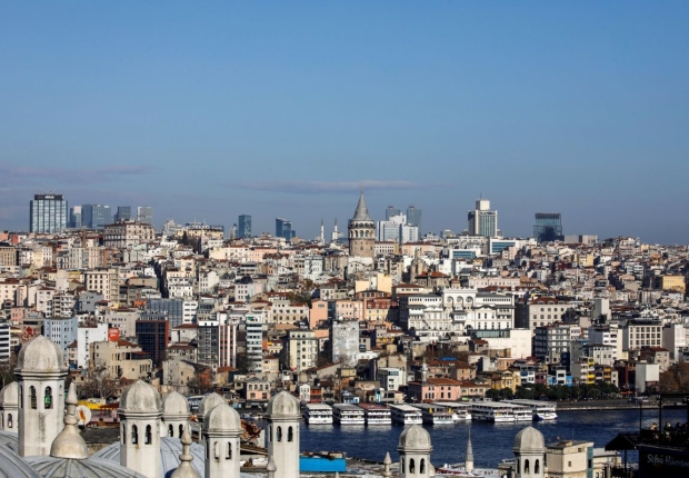 منظر عام لبرج غلطة ومحيطه من حديقة مسجد السليمانية في اسطنبول