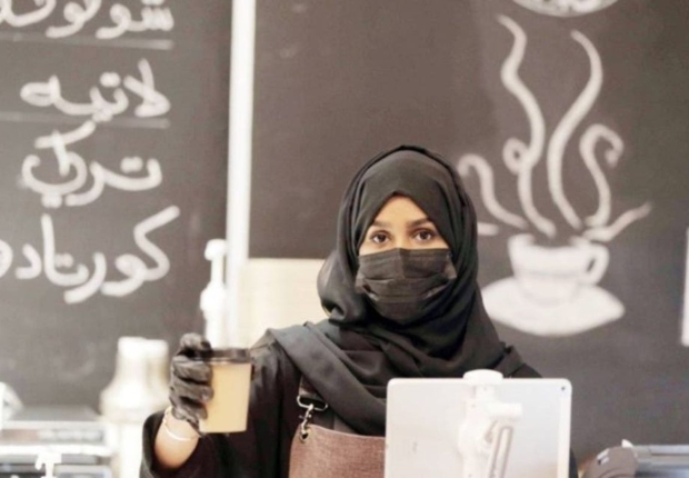 سيدة تعمل في مقهى بالسعودية