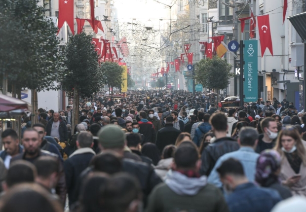 شارع الاستقلال الشهير في اسطنبول يعج بالزوار، 5 ديسمبر 2022