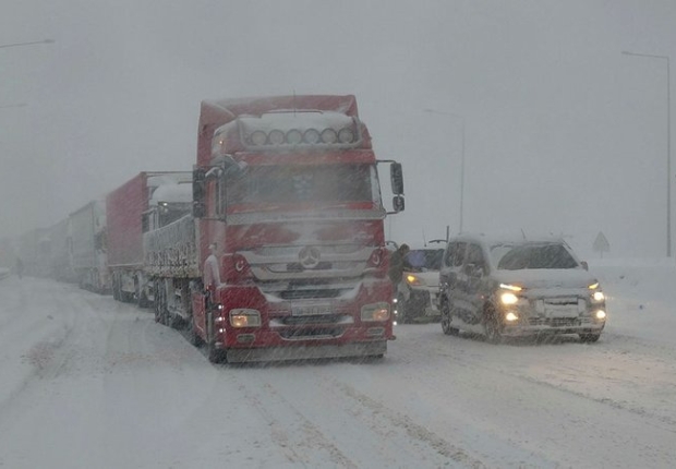 الثلوج الكثيفة تسببت بتعطل النقل البري في تركيا