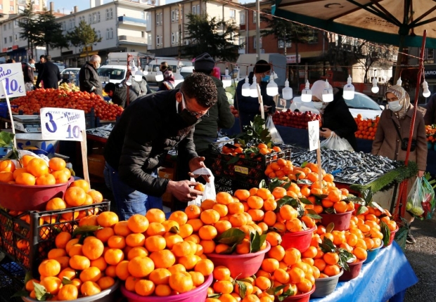 أشخاص يتسوقون في سوق مفتوح بالعاصمة التركية أنقرة