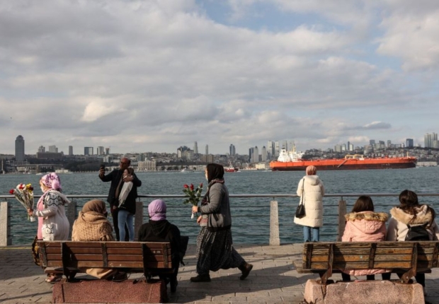 يستمتع الناس بيوم شتوي مشمس على مضيق البوسفور في إسطنبول-رويترز