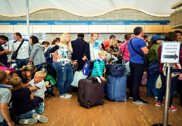 سائحون أوكرانيون ينتظرون تسجيل الوصول لرحلتهم في مطار شرم الشيخ بمصر