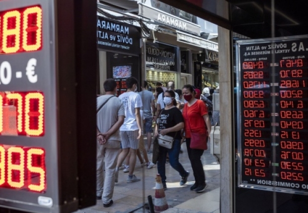 لوحات إلكترونية داخل البازار الكبير في مدينة اسطنبول تعرض أسعار صرف العملات