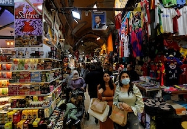 سكان محليون وسياح أجانب في البازار الكبير في اسطنبول