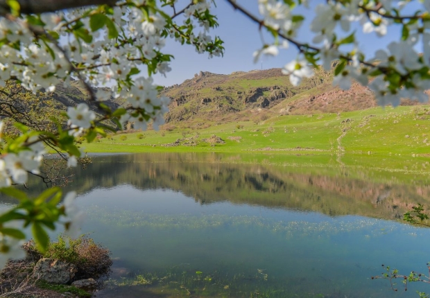 بحيرة سولوكلو في ولاية تونجلي شرق تركيا-الأناضول