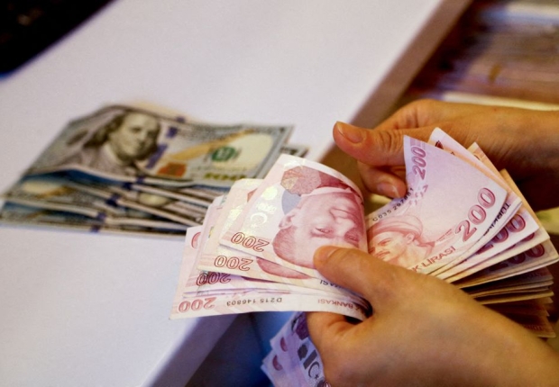 الليرة التركية تشهد انخفاضاً أمام الدولار