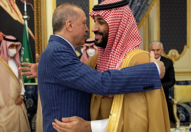 ولي العهد السعودي يعانق الرئيس التركي خلال زيارة الأخير للمملكة في نهاية أبريل 2022