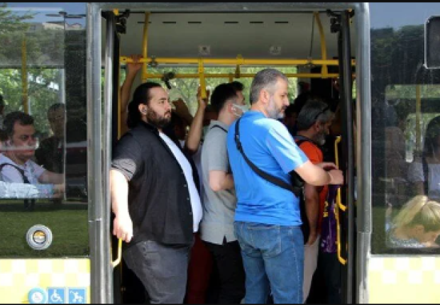 أشخاص بدون كمامات يستقلون حافلة في اسطنبول، 30 مايو 2022-DHA
