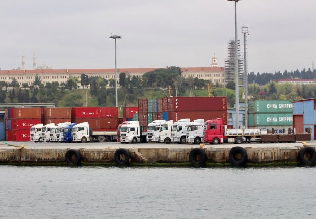 شاحنات وحاويات شحن في ميناء حيدر باشا في اسطنبول