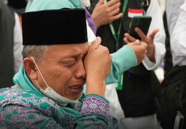 حاج اندونيسي يبكي فرحا بمجرد وصوله إلى الديار الحجازية