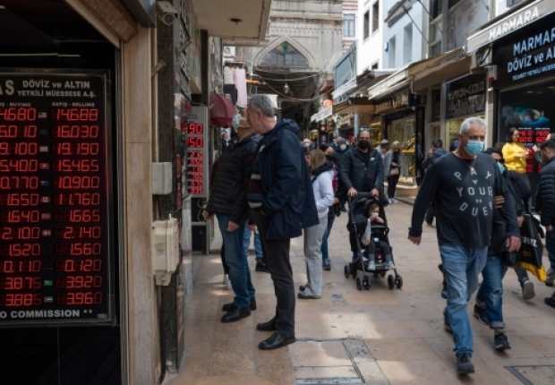لوحة إلكترونية تعرض معلومات أسعار الصرف في مكتب صرافة بإسطنبول