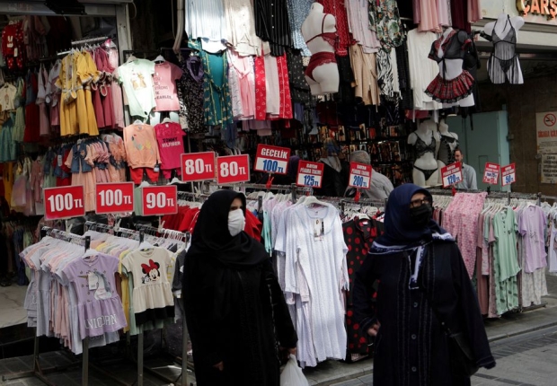 مواطنون يتنزهون في منطقة تسوق للطبقة المتوسطة بشارع محمود باشا في اسطنبول