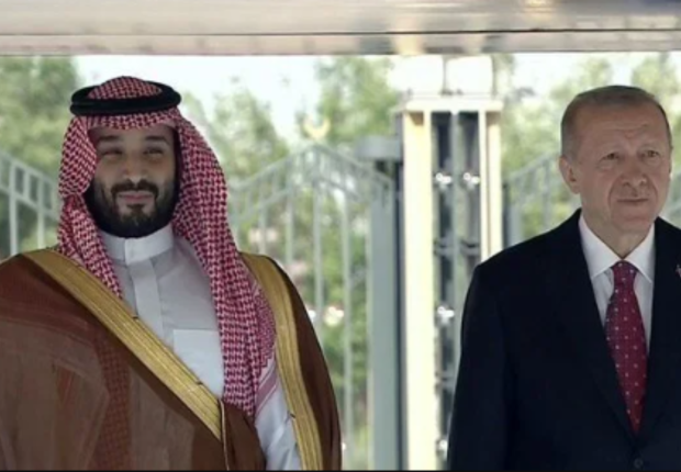 اردوغان يقيم مراسم استقبال رسمية لولي العهد السعودي في المجمع الرئاسي بأنقرة