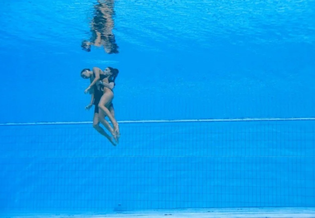 لحظة انقاذ السبّاحة أنيتا ألفاريز بعد أن تعرضت للإغماء