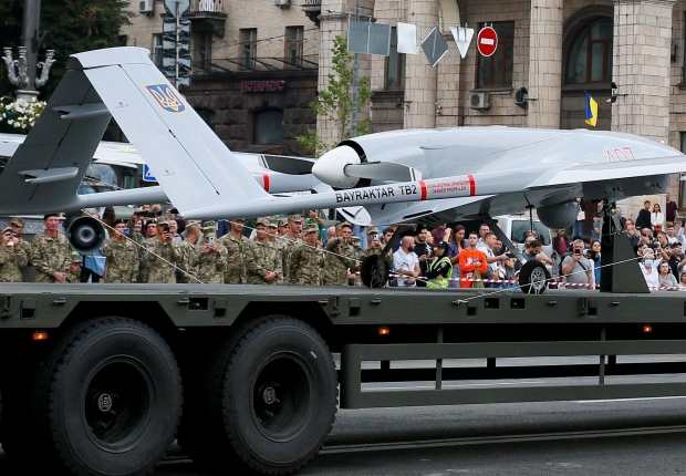 طائرة Bayraktar أثناء بروفة عرض عسكري في وسط كييف