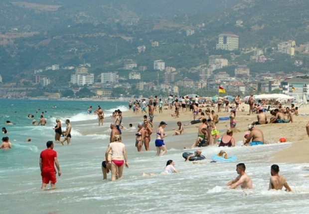 مواطنون وسياح على شاطئ البحر في انطاليا