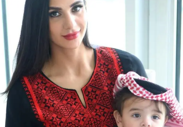 المذيعة الأردنية، أحلام العجارمة مع طفلها-ارشيف