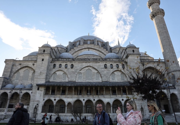 سياح يزورون مسجد السليمانية في اسطنبول