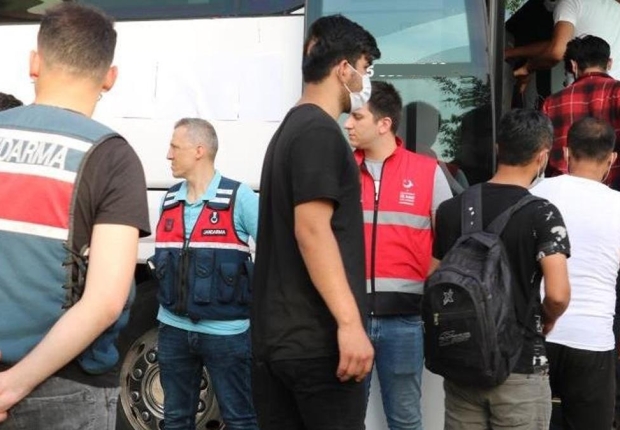 قوات الأمن التركية ترحل مهاجرين إلى بلادهم-أرشيف